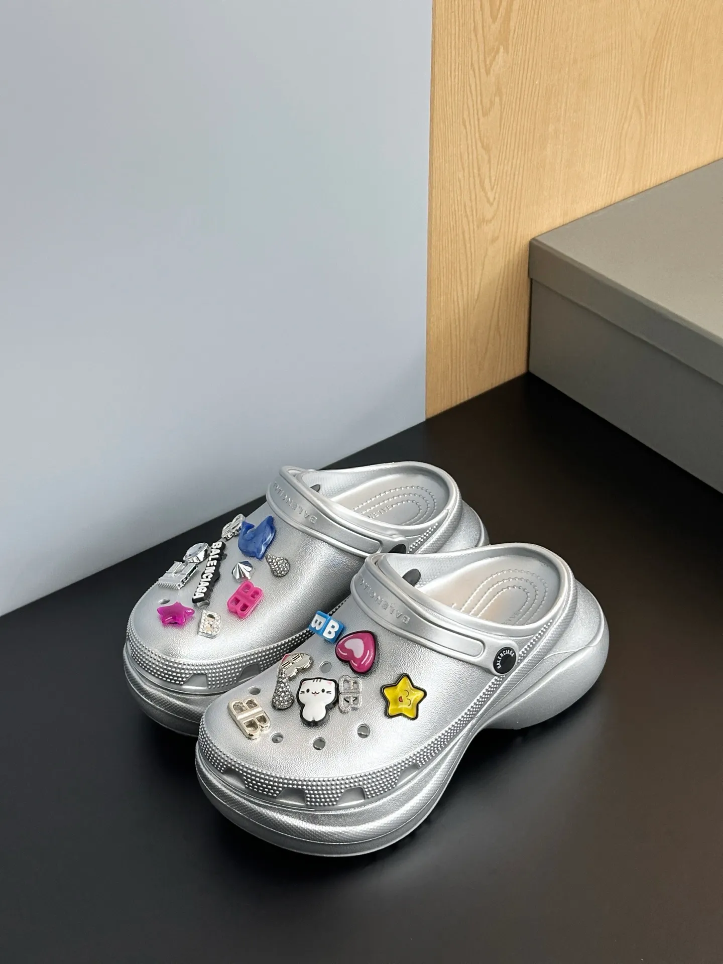 👟👟Ex-factory price 520👟👟 𝗕𝗮𝗹𝗲𝗻𝗰𝗶𝗮𝗴𝗮Heightening Crocs for Couples Original model opening. Original factory data. Men’s and women’s models with different graphics and pattern designs. DIY accessories with matching versions. 6cm heightening modo integrated shoe body structure. Lightweight material with high degree of detail restoration. Code number: 35-41 (40.41 non-refundable) Original packaging